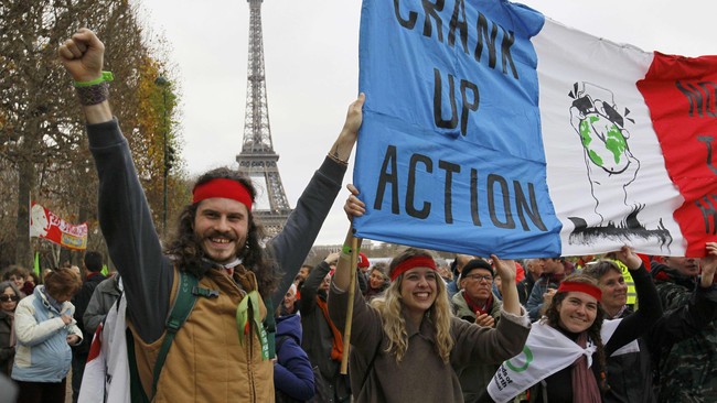Ribuan orang turun ke jalan di Paris jelang penutupan COP 21, meski pemerintah Perancis melarang demonstrasi besar-besaran pascateror 13 November lalu.