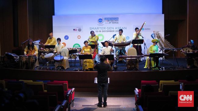 Eru, pemuda asal Padangpanjang, mewarnai musik-musik Asean dengan alat tradisional Indonesia. Ia juga menjadi contoh nyata persahabatan antarbudaya.