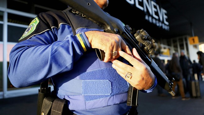 Dua warga Suriah ditangkap di Jenewa, Swiss, setelah polisi menemukan jejak bahan peledak di mobil mereka.