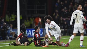 Van Gaal Ungkap Alasan Menarik Fellaini di Babak Kedua