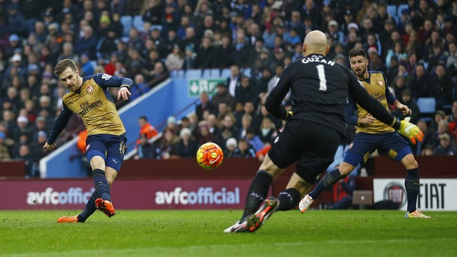 Dua gol yang dicetak Giroud dan Ramsey ke gawang Aston Villa pada babak pertama telah membuat tim itu naik ke peringkat satu klasemen pada akhir pertandingan.