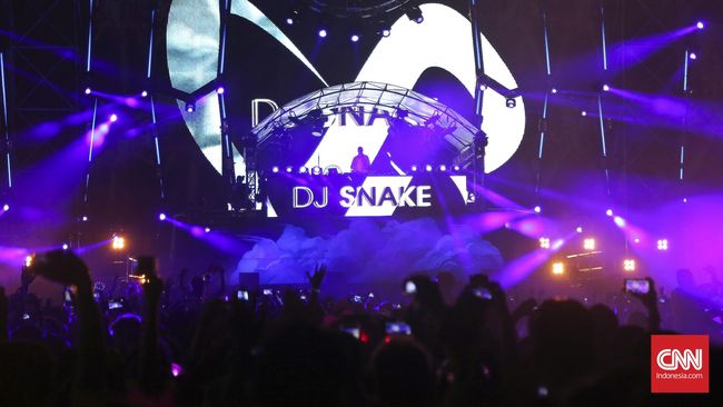 Pertunjukkannya yang interaktif di Djakarta Warehouse Project (DWP) 2016 membuat semangat penonton tersulut, hingga mereka tak berhenti bergoyang.