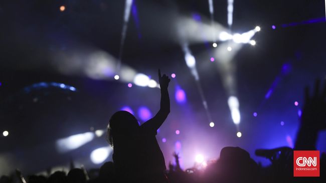 DJ asal California, KSHMR, berhasil membuat pengunjung tak berhenti bergoyang di acara Djakarta Warehouse Project 2016, Jakarta, Jumat (9/12),