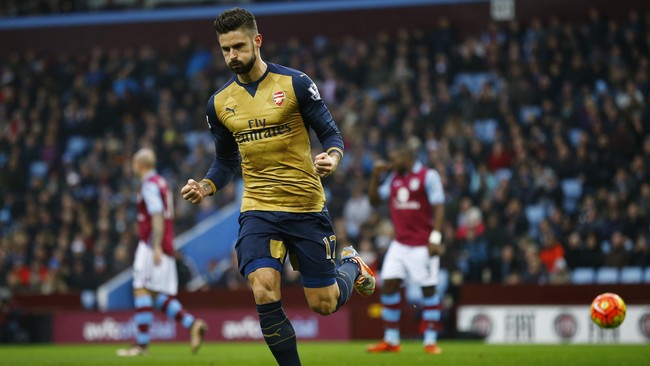 Olivier Giroud dan Aaron Ramsey membawa Arsenal unggul atas tim tuan rumah, Aston Villa, di Stadion Villa Park, Minggu (13/12).