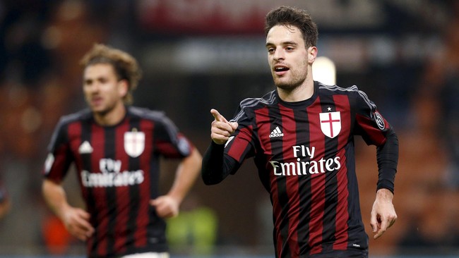 Kombinasi Giacomo Bonaventura, Niang, dan Carlos Bacca merepotkan lini pertahanan Verona. Namun, barisan pertahanan Verona masih tangguh.