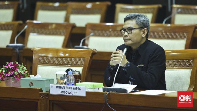 Johan Budi Sapto Pribowo menolak revisi Undang-undang KPK jika bertujuan untuk melemahan upaya pemberantasan korupsi di Indonesia.