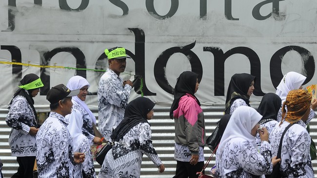 Gubernur DKI Jakarta Basuki Tjahaja Purnama menyindir tenaga pelajar di sekolah yang dianggap tidak serius dalam melaksanakan tugasnya sebagai guru.
