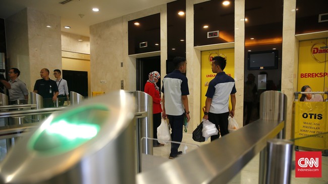 Saat ini penyidik telah menetapkan tiga tersangka karyawan dari PT Eltek Indonutama, rekanan PT Nestle Indonesia yang merawat perbaikan lift.