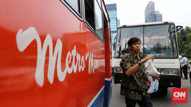 Deretan calon penumpang menanti Metromini di terminal-terminal di Jakarta. Di dalam hati, mereka dongkol kepada sopir-sopir Metromini yang kerap ugal-ugalan.