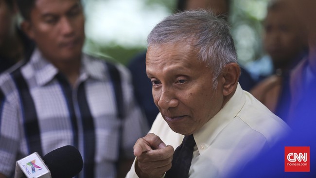 Amien Rais rencananya datang untuk melaporkan kasus dugaan korupsi yang melibatkan dua orang tokoh nasional. Ia tak diizinkan menemui langsung pimpinan KPK.