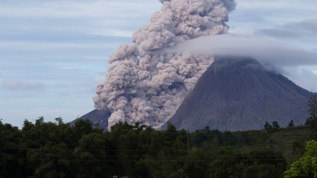 Pemerintah melarang aktivitas manusia dalam radius tiga kilometer dari puncak Sinabung. Masyarakat harus menjauhi zona merah.
