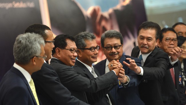 Guna mengejar target tersebut, perusahaan asuransi ini akan membidik nasabah PT Bank Rakyat Indonesia Tbk yang tak lain adalah induk usahanya. 