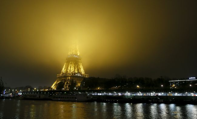 Catatan Panjang Buat Desainer Indonesia Sebelum ke Paris Paris Fashion Show memamerkan karya beberapa desainer Indonesia meski tak termasuk kalender resmi Paris Fashion Week. Masih terlalu banyak catatan.