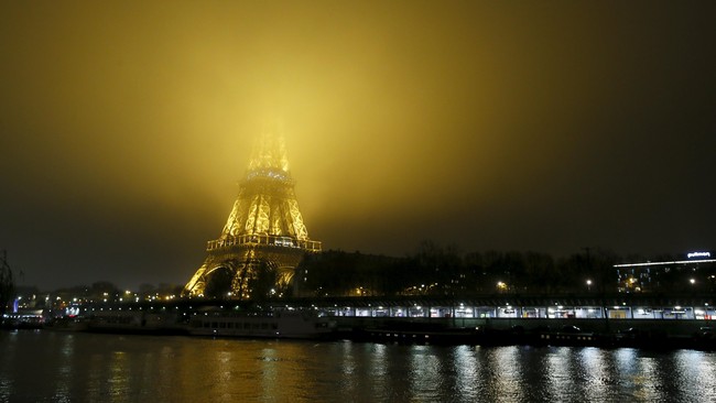 Paris Fashion Show memamerkan karya beberapa desainer Indonesia meski tak termasuk kalender resmi Paris Fashion Week. Masih terlalu banyak catatan.