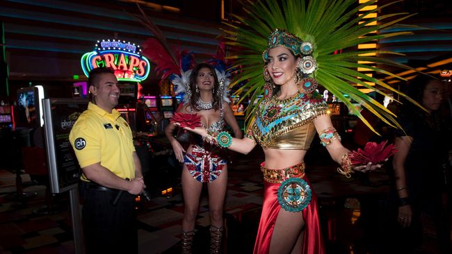 Australia pilih kostum pelawak, Thailand memilih gaun tuk-tuk, dan Indonesia tampil dengan Barong khas Bali di kompetisi Kostum Nasional Miss Universe 2015.