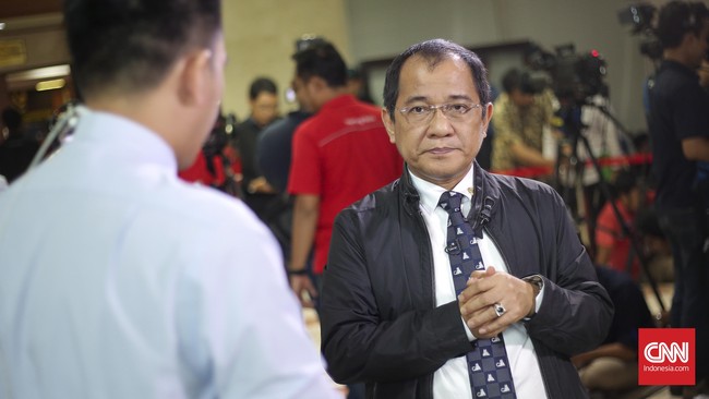 Kolega Akbar di Partai NasDem, Taufiqulhadi menduga langkah yang diambil oleh internal MKD saat ini ibarat 'serangan fajar' jelang putusan Setya Novanto.