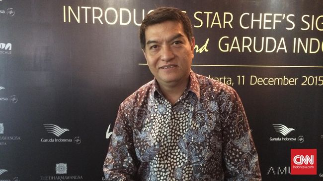 Chef Vindex Tengker memutuskan berhenti menjadi pemimpin dapur hotel premium dan kini menjalani tantangan baru sebagai 'pilot' dapur maskapai Garuda Indonesia.