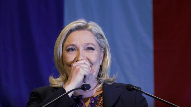 PM Perancis Bernard Cazeneuve menyebut kandidat presiden sayap kanan Marine Le Pen mengeksploitasi ketakutan akibat teror Paris untuk kepentingan politik.