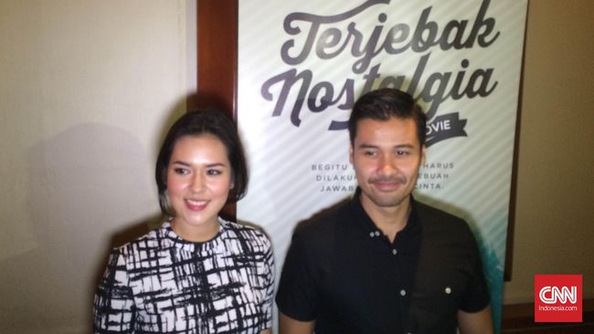 "Saya malu-malu ketika akting, karena saya harus menatap lawan main saya," kata Raisa yang bertancem dengan Chicco Jerikho di film Terjebak Nostalgia.