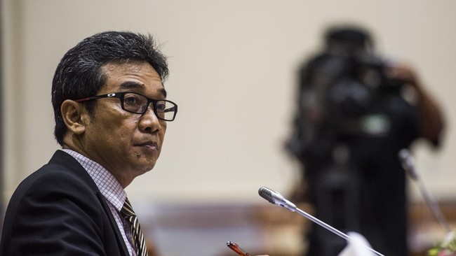 Wakil Ketua Komisi III DPR Desmond Mahesa, secara tegas menyatakan keraguannya terkait pemahaman Sujanarko atas hukum acara pidana.