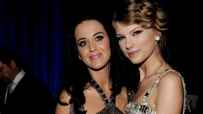Setelah sebelumnya dikabarkan tak akur, Katy Perry dan Taylor Swift tampaknya sudah bermaaf-maafan di pesta persiapan Grammy ke-58, pada Sabtu (13/2) lalu.