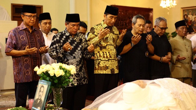 Upacara pelepasan jenazah di rumah duka dipimpin oleh Staf Ahli KSAD Bidang Hukum Brigjen Widakdo, sebelum dimakamkan di pemakaman keluarga.