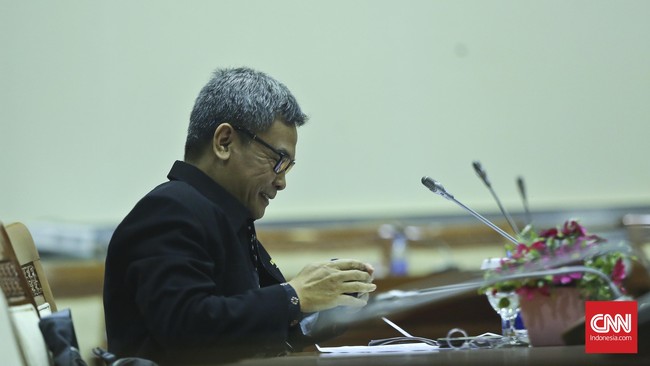 Meski kini Johan tidak memiliki jabatan, statusnya sebagai pegawai KPK hanya bisa dilepas jika dia mengajukan pengunduran diri.