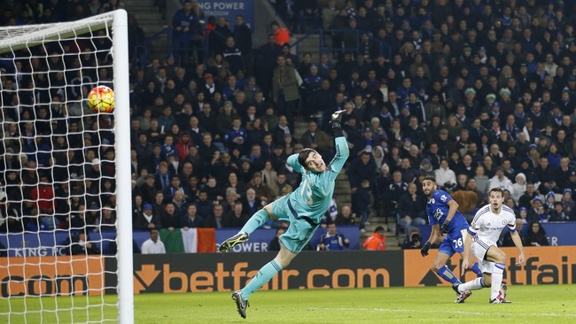 Dua gol dari Jamie Vardy dan Riyad Mahrez kembali mengantar Leicester City ke puncak klasemen sementara Liga Inggris setelah mengalahkan Chelsea 2-1.