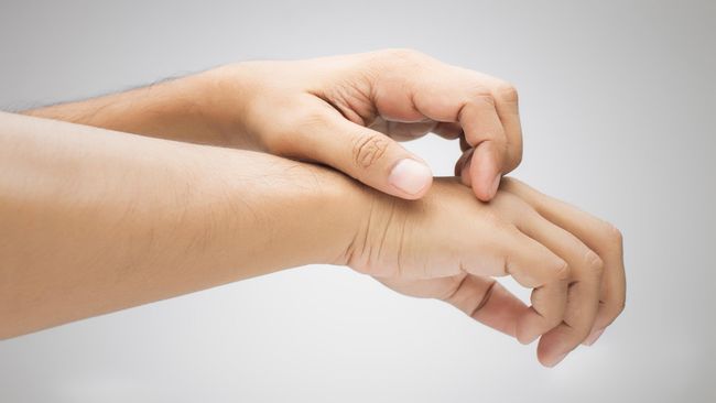 Penyakit gatal pada kulit ini disebabkan faktor genetik dan umumnya terjadi pada anak-anak di bawah usia lima tahun. Tapi bisa juga terjadi pada orang dewasa.