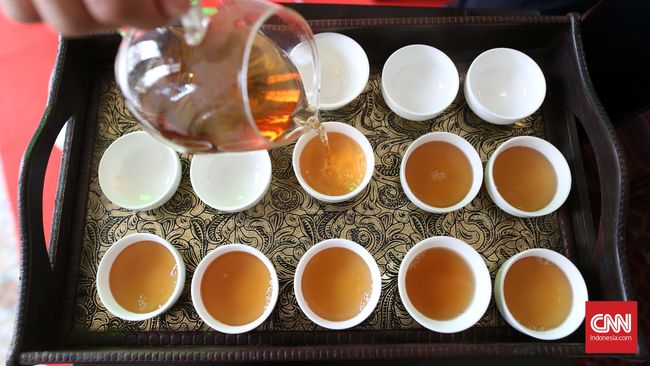 Banyak orang tak suka dengan kantung teh celup mengapung di cangkir. Untuk itu, kini ada inovasi baru, yaitu teh semprot.