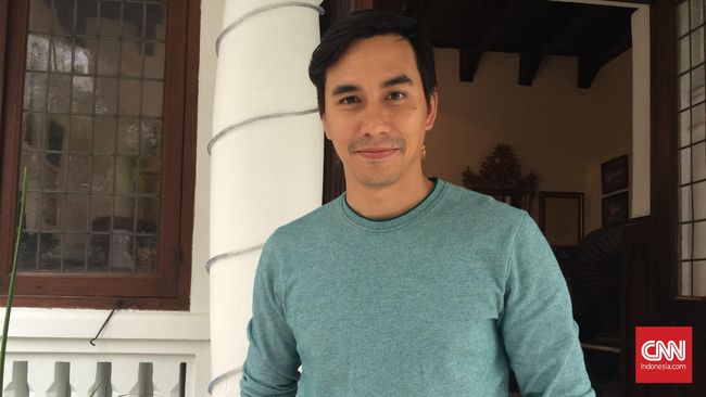 Darius mengajak sang istri, Donna Agnesia dan ketiga anaknya untuk berlibur akhir tahun di Jepang.