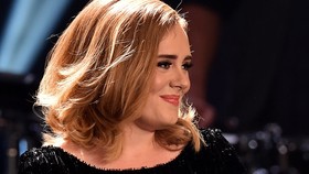 Adele Rayakan Natal dengan Masakan China dan Serial Televisi