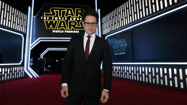 Star Wars The Force Awakens menjadi film domestik berpenghasilan tinggi sepanjang masa, mengalahkan Titanic yang memegang rekor sejak 1997.