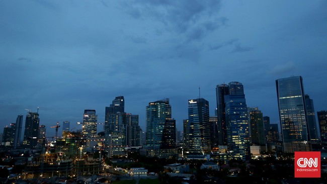 Gedung perkantoran di kawasan Mega Kuningan Jakarta, Senin, 14 Desember 2015. Asosiasi Pengusaha Indonesia (APINDO) memprediksikan pertumbuhan ekonomi Indonesia pada 2016 hanya 5,5 persen. Angka ini lebih kecil jika dibandingkan dengan asumsi pertumbuhan yang ditargetkan pemerintah dalam Anggaran Pendapatan dan Belanja Negara (APBN) 2016 sekitar 5,8 sampai 6,2 persen. CNN Indonesia/Safir Makki