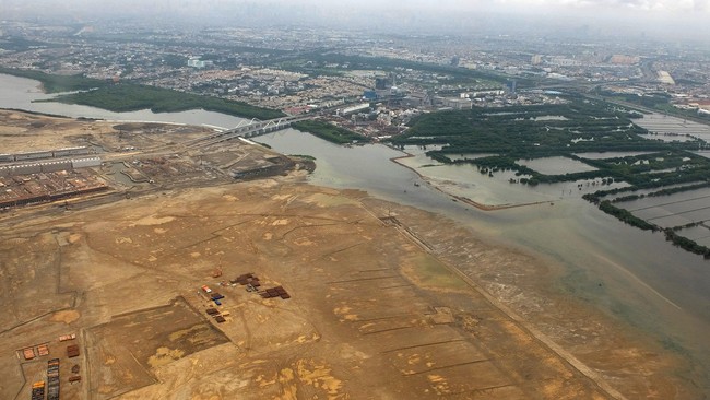 Ahok berkukuh izin reklamasi yang dikeluarkannya sah karena dipayungi oleh Perda nomor 8 tahun 1995 tentang Reklamasi Pantai Utara.