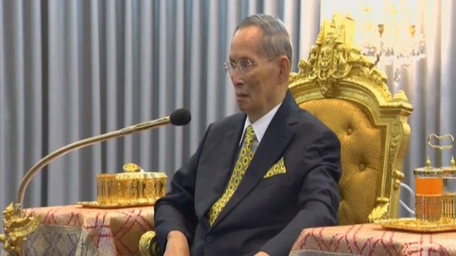 Seorang ibu di Thailand divonis tujuh tahun penjara karena menghina Raja Bhumibol Adulyadej di media sosial.