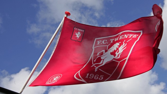 Tak menuruti peraturan FIFA soal kepemilikan pihak ketiga membuat FC Twente disanksi dan kini terancam kehilangan lisensi sebagai klub profesional.