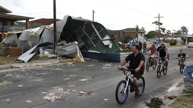 Tornado langka menghantam Sydney, Australia, Rabu (16/12) dengan kecepatan angin di atas 200 kilometer per jam.