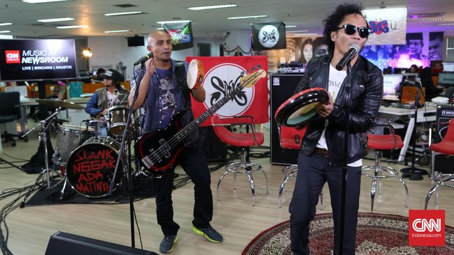 Beberapa musisi Indonesia memilih bersuara lewat lagu-lagu yang bernapaskan sosial politik.