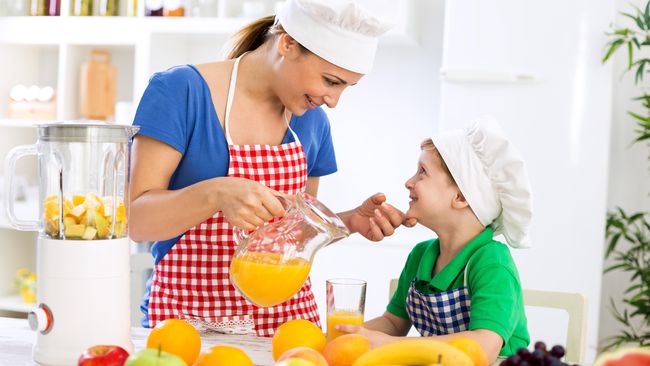 Mengajarkan keahlian di dapur kepada anak sedini mungkin, memang baik. Namun orang tua juga harus memperhatikan beberapa hal. Apa saja?