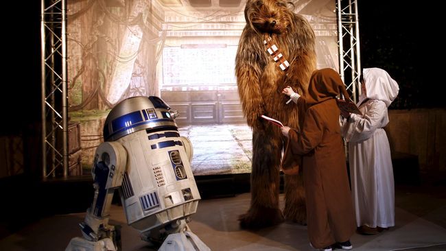Penggemar meminta George Lucas kembali menjadi 'Bapak Star Wars' untuk Episode IX, di mana Colin Trevorrow akan menjadi sutradara.