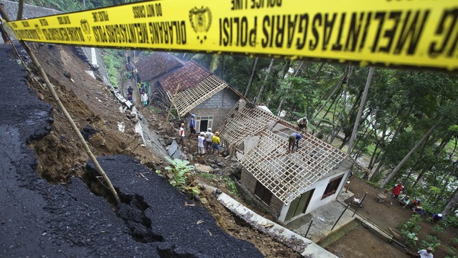 Tim evakuasi dari BPBD, Basarnas, TNI dan Polisi dibantu masyarakat masih berupaya mencari sembilan orang yang masih belum ditemukan pascalongsor.
