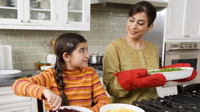 Mungkin mengucapkan selamat hari Ibu saja sudah terlalu biasa. Coba deh lakukan sesuatu dengan ibu kalian. Ini referensi buat kalian.