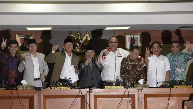 Sidang perdana gugatan masyarakat terhadap 18 anggota MKD digugat. MKD meminta perkara diselesaikan di luar persidangan secara damai.