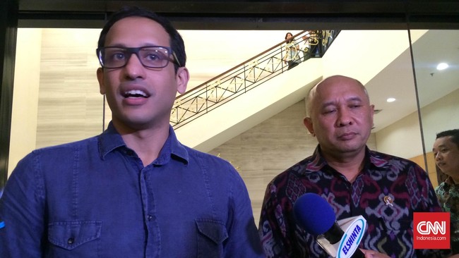 Bos PT Gojek Indonesia Nadiem Makarim membahas penataan ojek dengan Kepala Staf Kepresidenan Teten Masduki di Istana Negara.
