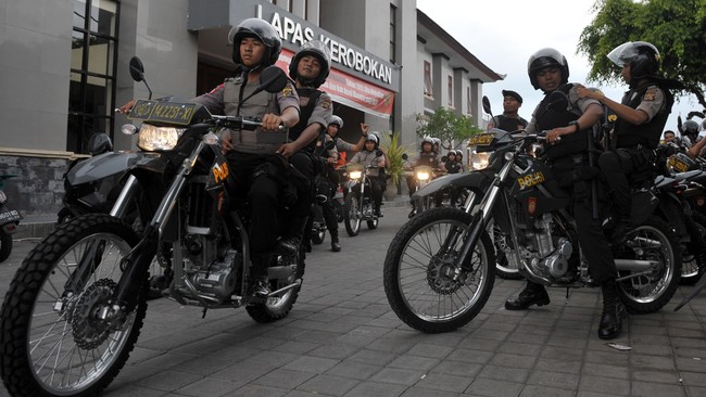 Kegiatan patroli dilakukan jelang tengah malam, sebelum Pembatasan Sosial Berskala Besar (PSBB) di Jakarta berlaku pada 00.00 WIB pada 10 April.