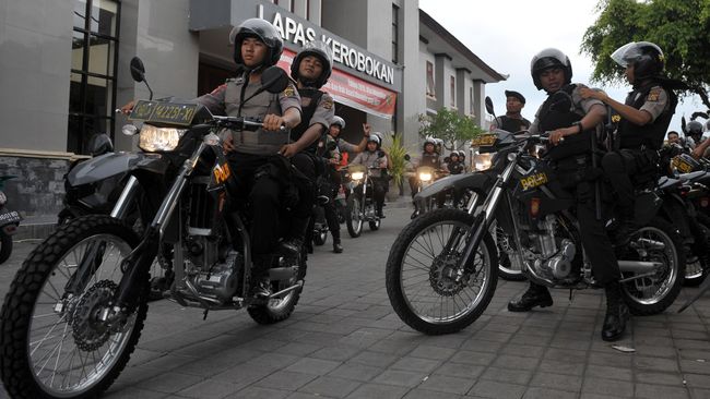 Aparat Patroli Bubarkan Kerumunan Massa Jelang PSBB Jakarta Kegiatan patroli dilakukan jelang tengah malam, sebelum Pembatasan Sosial Berskala Besar (PSBB) di Jakarta berlaku pada 00.00 WIB pada 10 April.