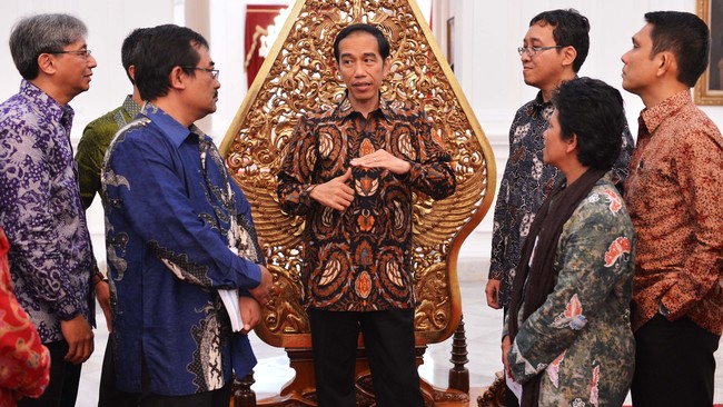 Jokowi berharap ada masukan dari para budayawan ini saat berbincang-bincang sambil makan siang di Istana Negara.