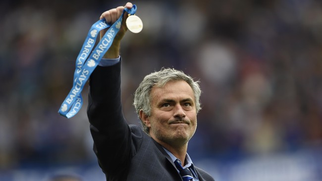 Mantan penyerang Manchester United, Michael Owen, menganggap hanya ada dua pelatih yang pantas menangani The Red Devils menggantikan Louis van Gaal.