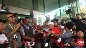 Dijemput Ratusan Aktivis, Bambang Widjojanto Tinggalkan KPK
